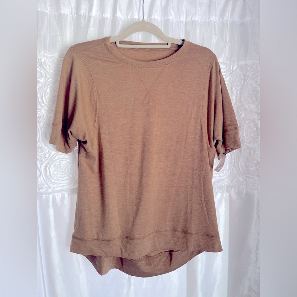 NWT Carmel Brown Heathered scoop boat neck curved hem short sleeve blouse